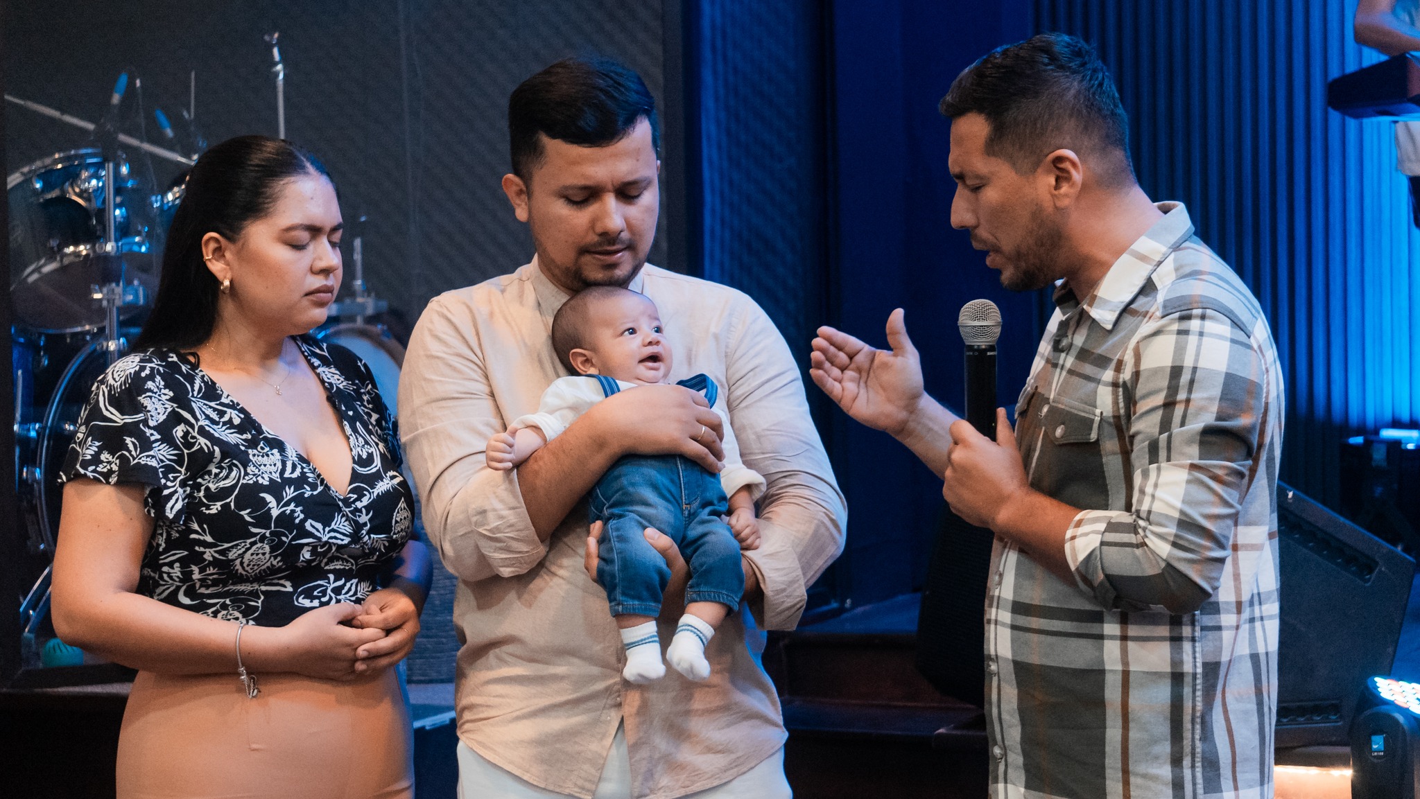 Miembros de la Iglesia SION trabajando juntos en un proyecto comunitario