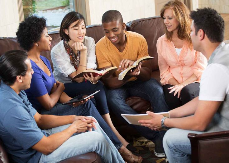 Persona estudiando la Biblia